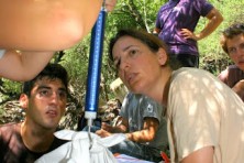 Measuring the weight of Egyptian vulture chick