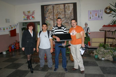 Stoyan Nikolov/BSPB and Alexander Tzonev/CISCO with representatives of the school